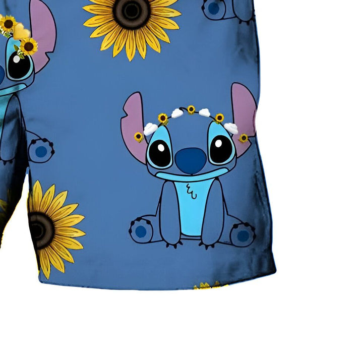 Image d'un short blanc avec motifs de Stitch, personnage de Disney, portant un chapeau Alien de Toy Story. Détail du vêtement pour enfant, style amusant et coloré. Idéal pour l'été et les fans de Disney.