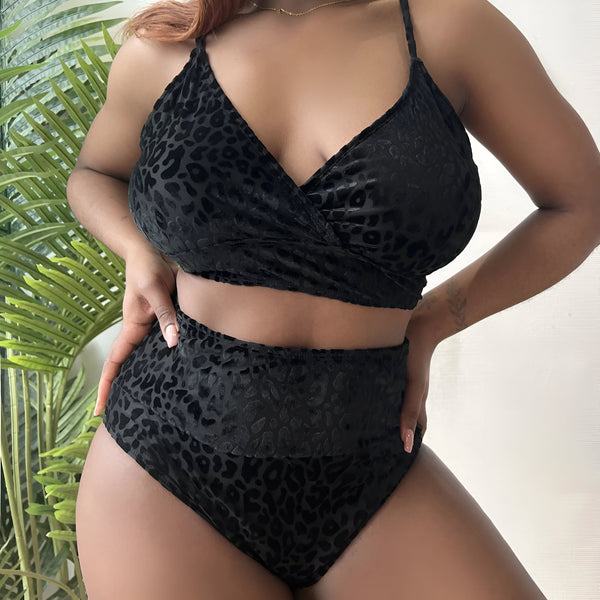 Femme portant un ensemble de lingerie vert émeraude à motif léopard, avec des bijoux dorés. Pose suggestive, mise en valeur du corps.