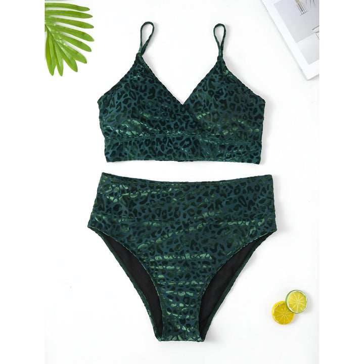 Vue arrière d'une femme portant un maillot de bain deux pièces noir avec un motif léopard. Le haut est noué dans le dos. Une plante verte est visible en arrière-plan.