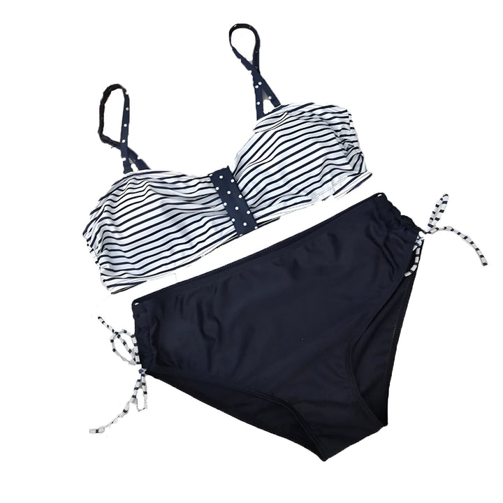 Maillot de bain deux pièces pour femmes : haut bandeau rayé bleu marine et blanc avec bretelles à pois, et bas bleu marine uni à nouer sur les côtés. Idéal pour l'été, la plage ou la piscine.