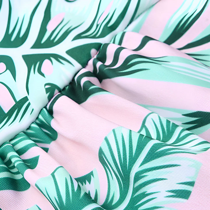 Maillot de bain de grossesse rose à imprimé feuilles tropicales, épaules dénudées, bretelles réglables. Idéal pour la maternité et la natation.