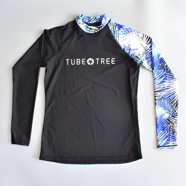 Image d'un rashguard Tubetree avec un design unique. Le corps est noir uni, tandis qu'une manche est ornée d'un motif bleu et blanc évoquant des feuilles de palmier. Le logo de la marque est centré sur la poitrine. Idéal pour la protection solaire et le style aquatique.