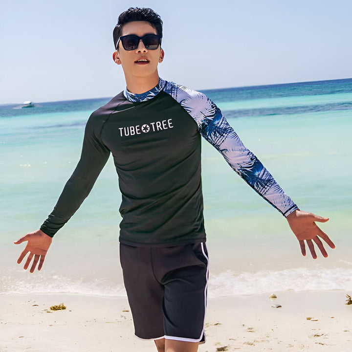 Tenue de plage noire : haut à manches longues avec motif tropical sur une manche et short assorti, vêtement de marque Tube Tree. Idéal pour la natation et la protection solaire. Mode été, style décontracté.