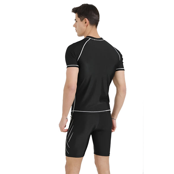Homme en tenue de bain noire avec coutures blanches, t-shirt et short. L'ensemble est marqué "Sports".