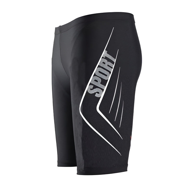 Homme en tenue de sport noire extensible. T-shirt de sport à manches courtes avec l'inscription "SPORTS". Short de sport avec l'inscription "SPORT". Vêtements de sport.