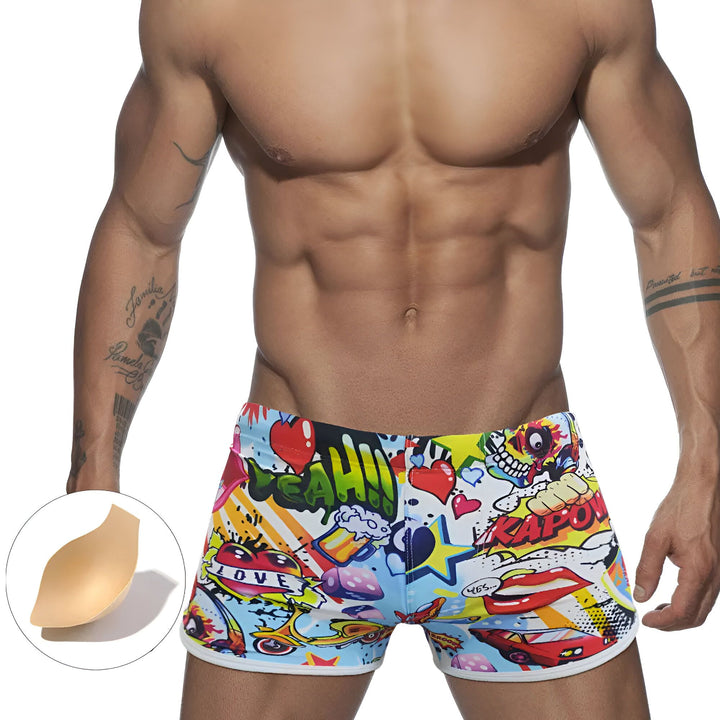 Gros plan sur un maillot de bain pour homme avec un cordon blanc et un motif graphique coloré. Le maillot a une doublure blanche.