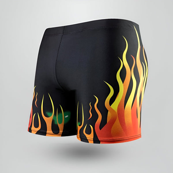 Short de bain noir avec motif de flammes orange et jaune sur les côtés. Vêtement d'été stylé et audacieux.