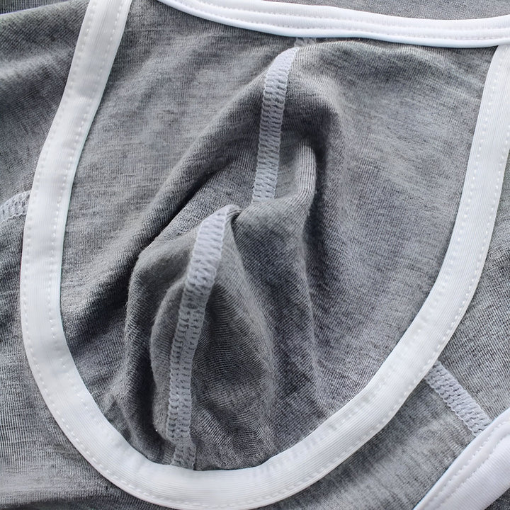 Sous-vêtement homme gris, style débardeur avec bordure blanche, devant sur fond blanc.