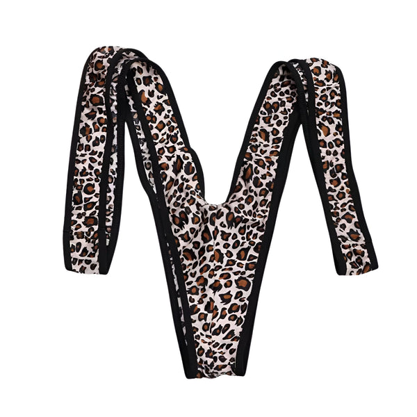 Mannequin présentant un string à bretelles motif léopard, avec des bordures noires. Vêtement suggestif sur fond blanc.
