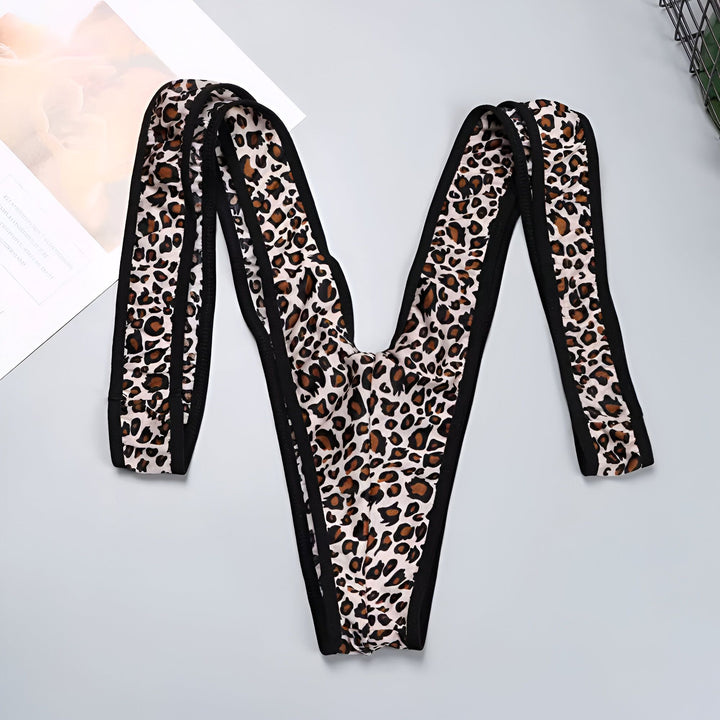 Culotte string pour femme avec motif léopard. Sous-vêtement féminin imprimé avec des taches de léopard. Vêtement de lingerie et de mode sexy pour femmes.