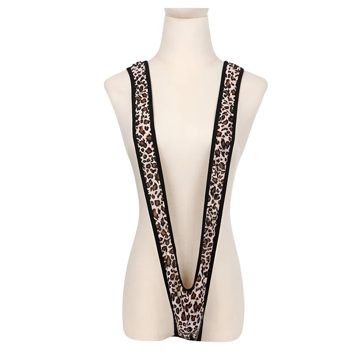 Slip string avec motif léopard sur fond blanc. Lingerie sexy, sous-vêtement à imprimé animal. Accessoire de mode féminine.