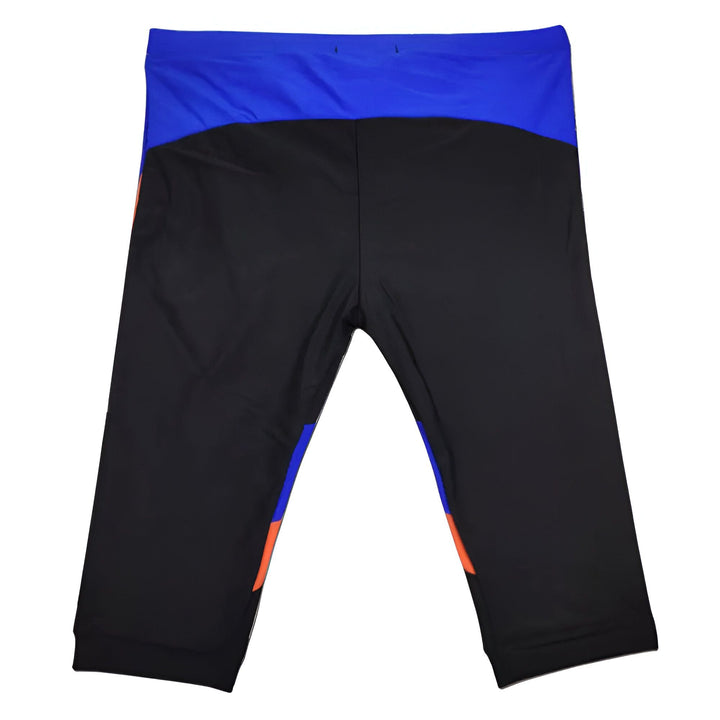 Homme torse nu portant un short de bain orange, noir et vert citron. Cordon blanc à la taille. Style sportif et moderne.