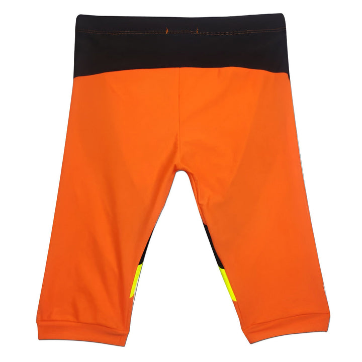 Homme torse nu portant un maillot de bain noir, bleu et orange. Cordon de serrage blanc. Abdominaux apparents. Studio.