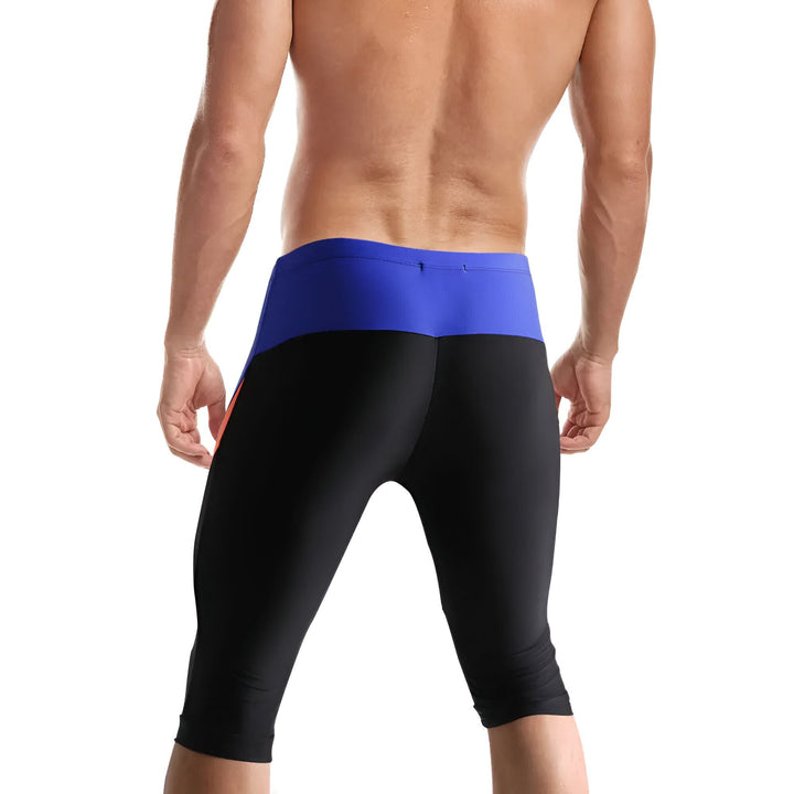 Homme athlétique vu de dos, portant un legging de sport orange et noir. Vue rapprochée des muscles et du vêtement.