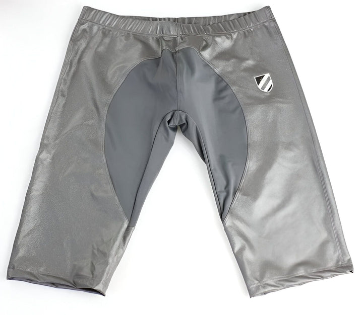 Homme portant un cuissard de sport moulant gris avec un écusson sur la cuisse. Vêtement de compression pour l'entraînement. Design moderne et athlétique.