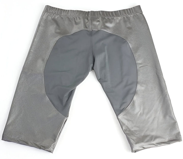 Homme torse nu portant un cuissard de sport gris. Vêtements de compression pour l'entraînement physique avec logo. Mode athlétique masculine.