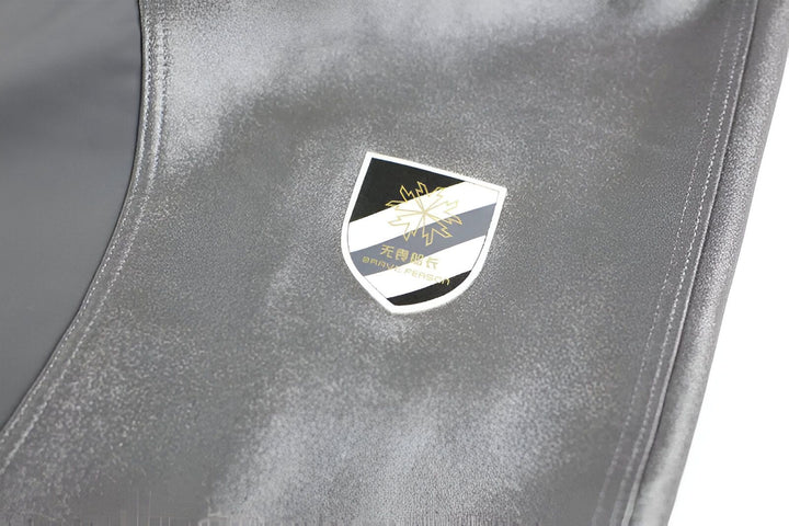 Un homme en cuissard de sport gris, torse nu, montrant ses abdominaux. Vêtement moulant, idéal pour l'entraînement ou le running.