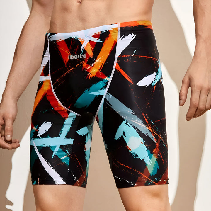 Homme vu de dos portant un jammer de natation noir à motifs abstraits turquoise et orange.
