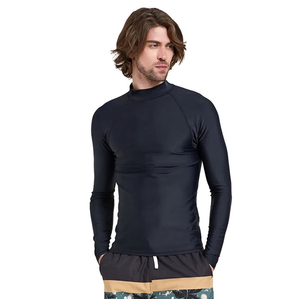 Homme portant un rashguard noir et gris à manches longues et un short de bain bleu à rayures. Tenue de sport pour la plage.