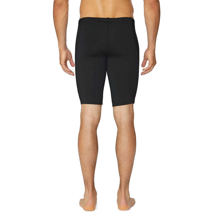 Homme portant un cuissard de course noir Baleaf sur fond blanc. Vue de face, corps athlétique et pieds nus. Vêtements de sport pour entraînement.