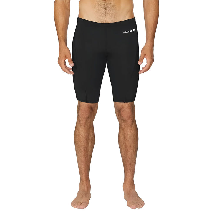 Homme portant un short de compression noir Baleaf, idéal pour le sport et l'entraînement. Vue de face, fond blanc.