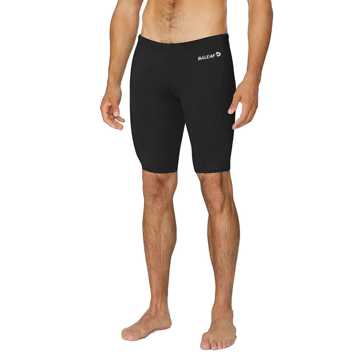 Homme vu de dos portant un short de bain noir moulant, idéal pour la natation et les sports nautiques.