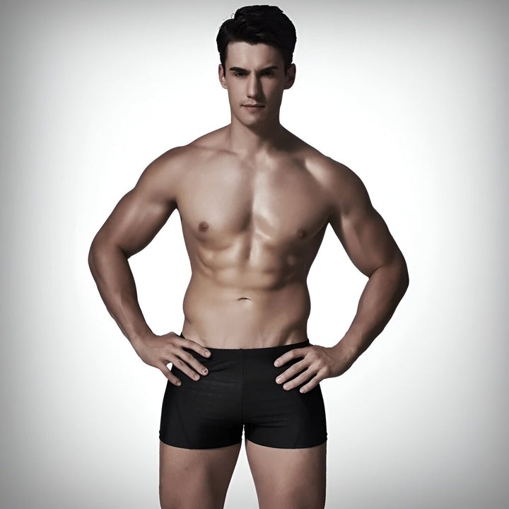 Gouttes d'eau claires et sombres sur fond noir, créant un motif abstrait. Surface mouillée avec reflets lumineux. Effet de pluie artificielle en gros plan. Texture liquide.