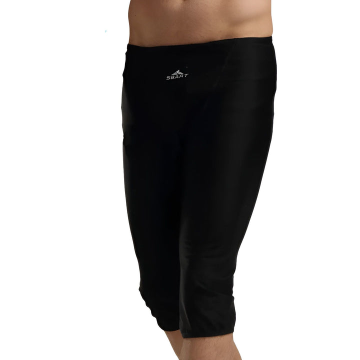 Un homme portant un legging de sport noir de la marque SBART. Vêtement athlétique moulant idéal pour l'entraînement.