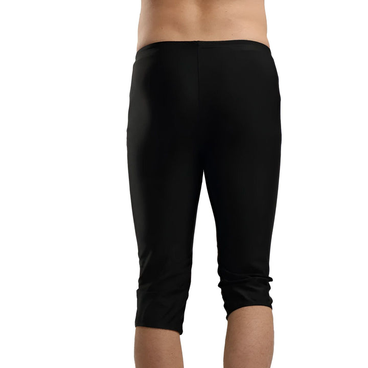 Dos d'un homme portant un pantacourt de compression noir. Vêtement de sport.