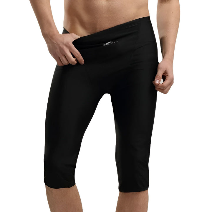 Image d'un homme portant un pantalon de sport noir de la marque Sbart. Il porte une taille de genou.