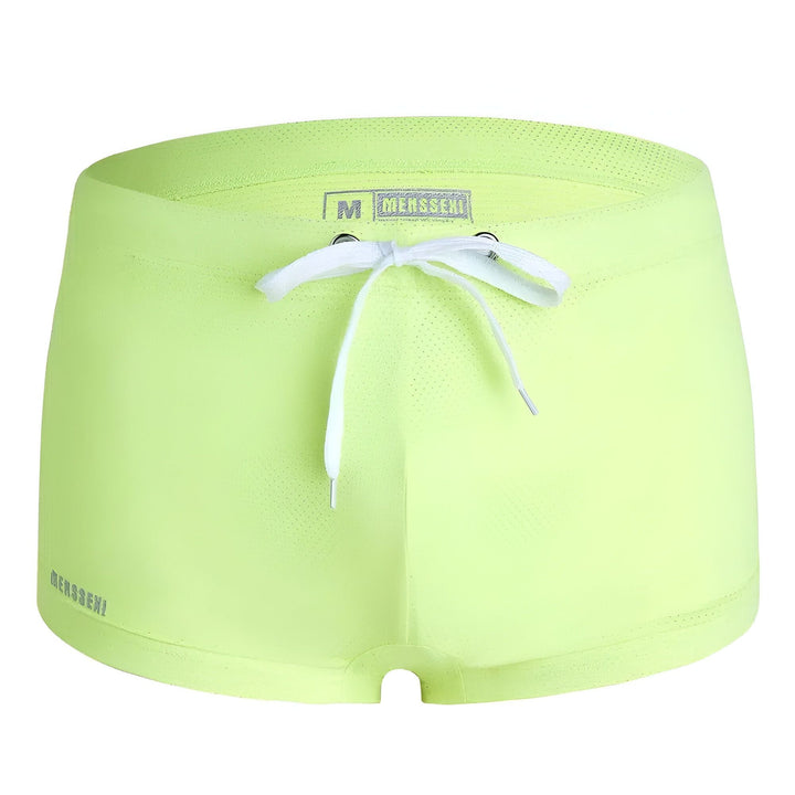 Boxer de bain blanc pour homme, taille basse avec cordon de serrage. Tissu en maille aérée, style sportif et moderne. Idéal pour la plage ou la piscine.