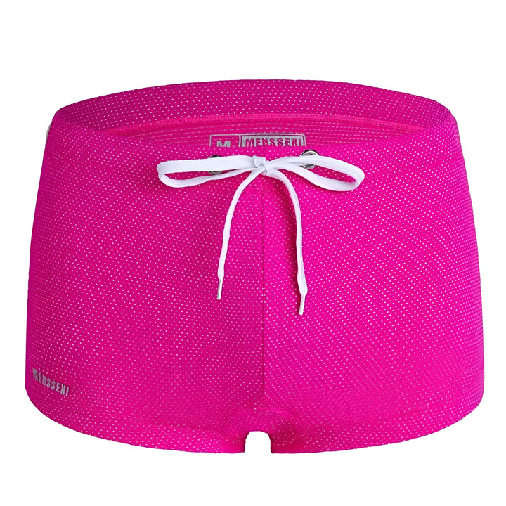 Maillot de bain homme rose vif de la marque Menssexi, avec des motifs à pois blancs et une ceinture à cordon blanc, idéal pour la natation et les vacances d'été.