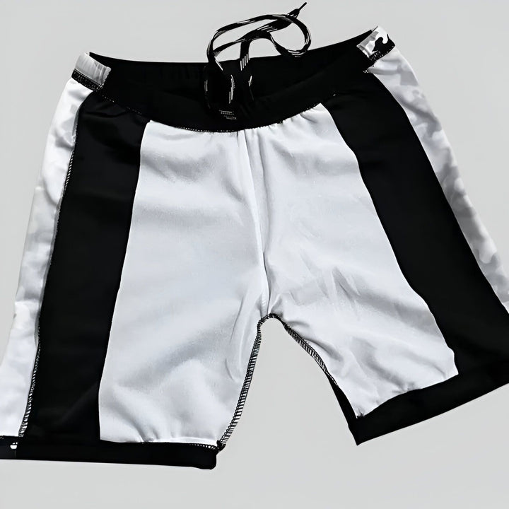 Short de sport noir et blanc, cordon de serrage à la taille. Vêtement pour homme, idéal pour l'entraînement et les activités physiques. Style moderne et confortable.