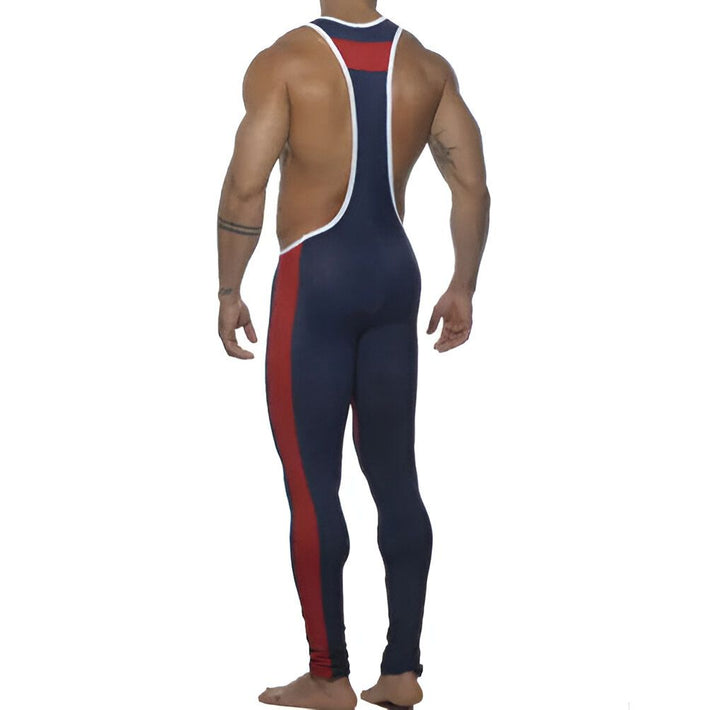 Un homme musclé porte un justaucorps de lutte bleu marine avec des bordures blanches et des accents rouges sur les côtés. Le justaucorps est moulant et couvre tout le corps, des épaules aux pieds.
