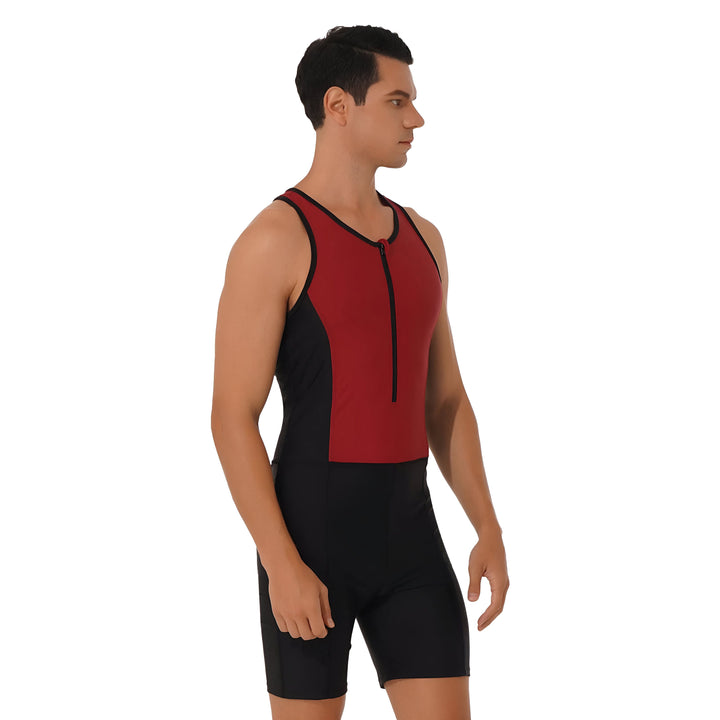 Homme vu de dos portant un maillot de bain une pièce noir et rouge. Combinaison de natation ou de triathlon. Vêtement de sport moulant.