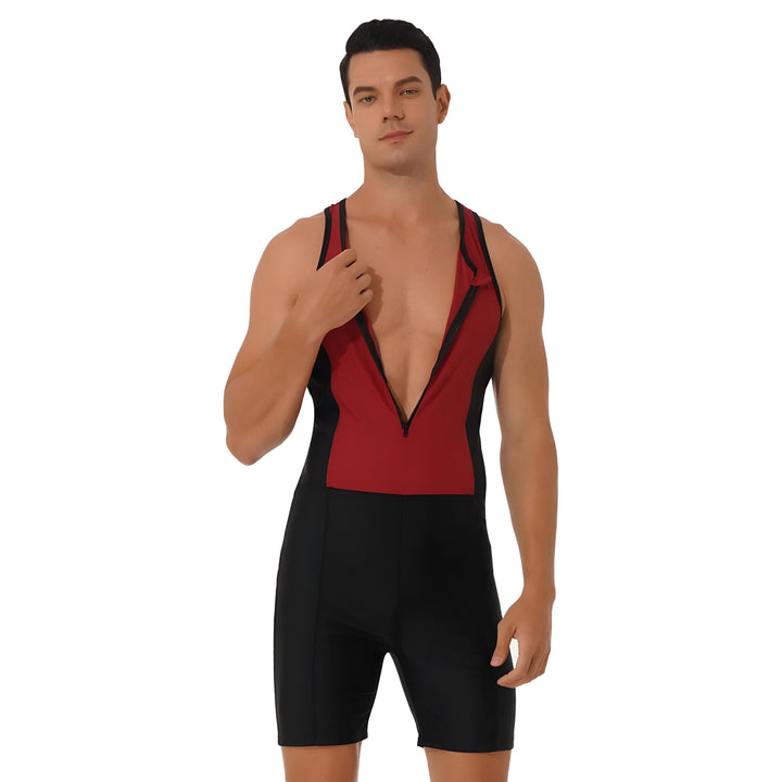 Homme portant une combinaison de triathlon rouge et noire avec fermeture éclair, vue de face et de dos.
