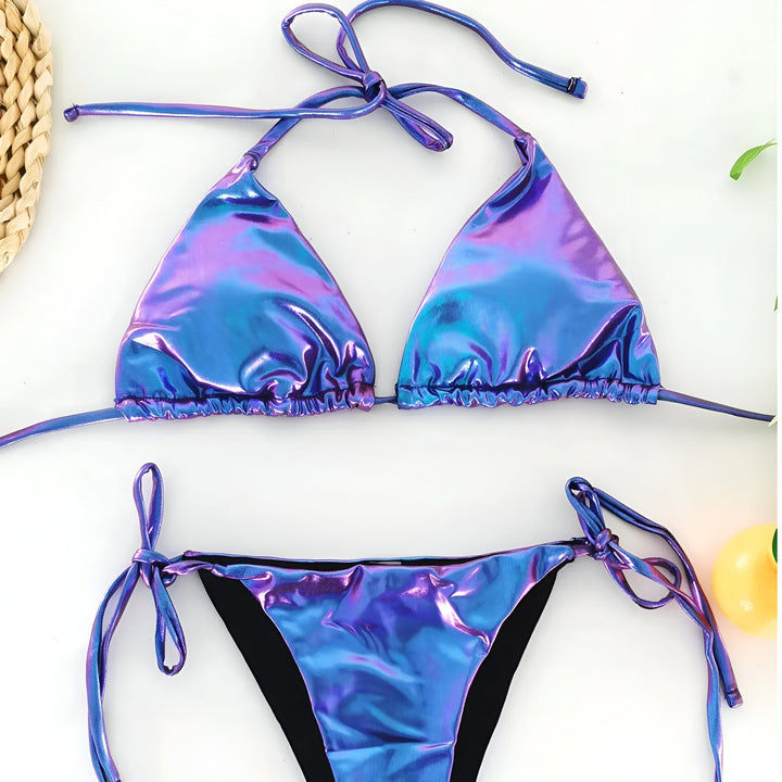 Ensemble de bikini bleu irisé sur fond blanc. Le haut est un triangle à fines bretelles. Le bas a une doublure noire et des liens sur les côtés. Idéal pour la plage et la piscine.