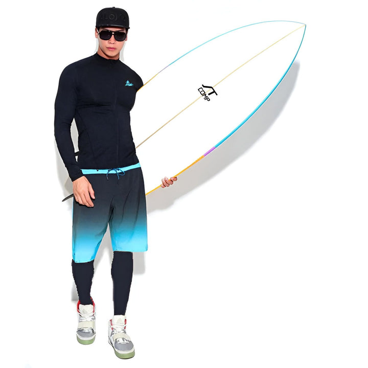 Homme en tenue de sport noire avec dégradé bleu : veste zippée, short de bain, leggings et casquette. Style sportif et moderne.