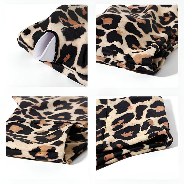 Image d'une femme portant un maillot de bain deux pièces à imprimé léopard. Le haut est asymétrique avec une seule bretelle. Le bas est de coupe haute. Elle porte des bracelets dorés.