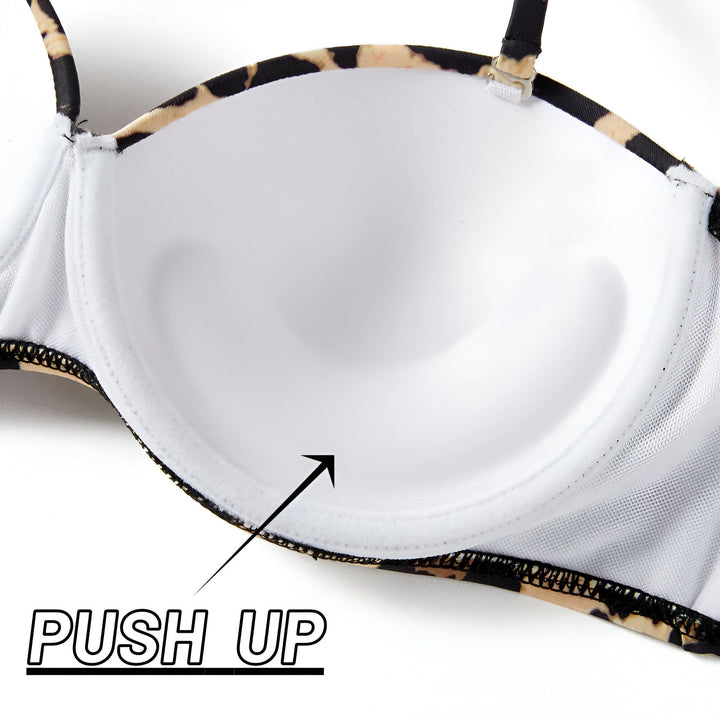 Ensemble de bikini léopard pour femme, comprenant un haut bandeau à nouer et une culotte échancrée assortie. Vue de face et de dos, idéal pour la plage ou la piscine.