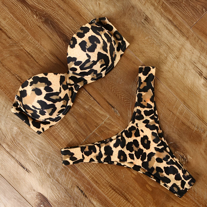 Gros plan d'un tissu à motif léopard avec des volants blancs. Détail de couture zig-zag. Texture de tissu de mode animale.