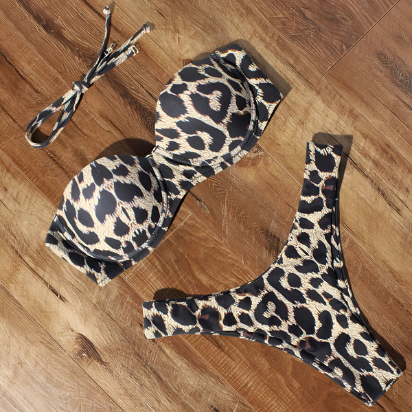 Haut de bikini bandeau à imprimé léopard sur fond bois, style tendance pour l'été. Lingerie de plage, mode féminine.