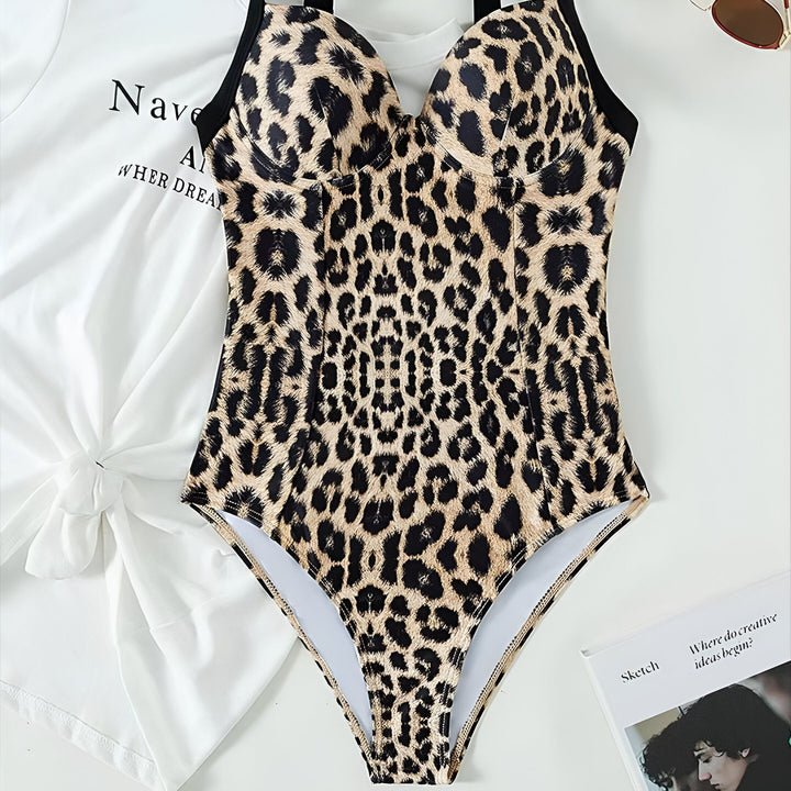 Image d'une femme portant un maillot de bain une pièce à imprimé léopard. Elle porte un collier avec un pendentif en forme de cœur.