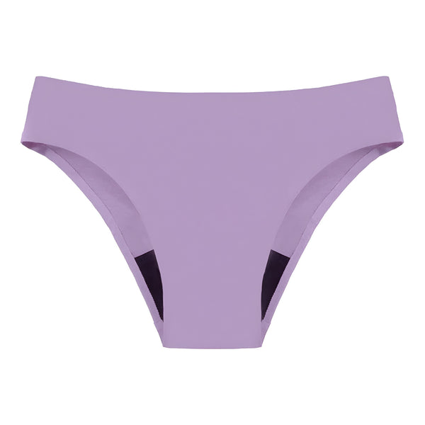 Culotte femme marron sur fond blanc. Sous-vêtement féminin simple et confortable. Idéal pour le quotidien. Mode et lingerie.