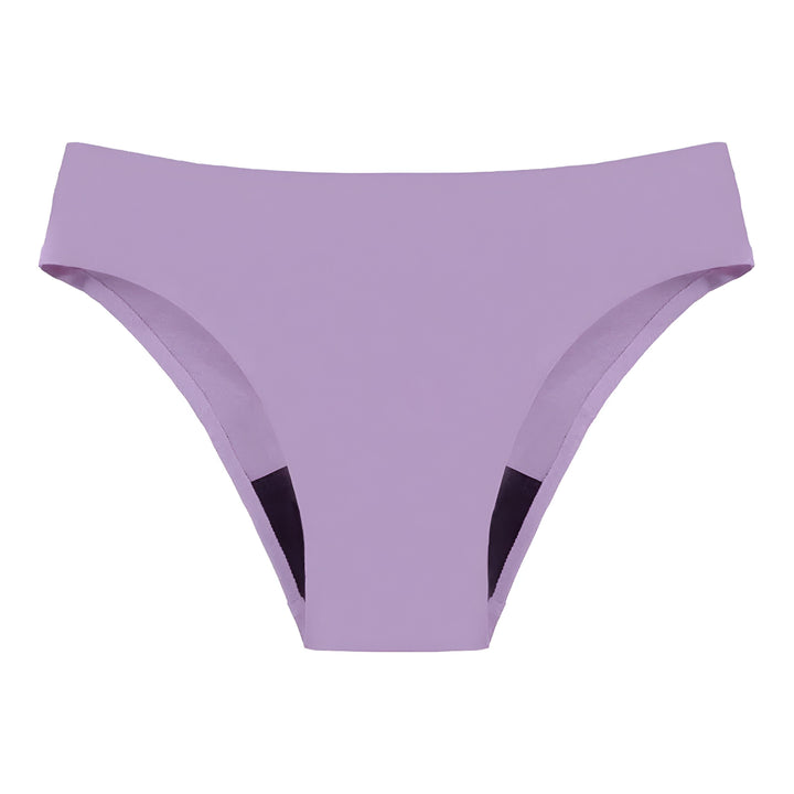 Culotte femme marron sur fond blanc. Sous-vêtement féminin simple et confortable. Idéal pour le quotidien. Mode et lingerie.