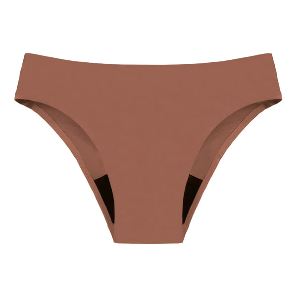 Culotte beige classique pour femme, vue de face. Sous-vêtement confortable et discret. Lingerie féminine basique.
