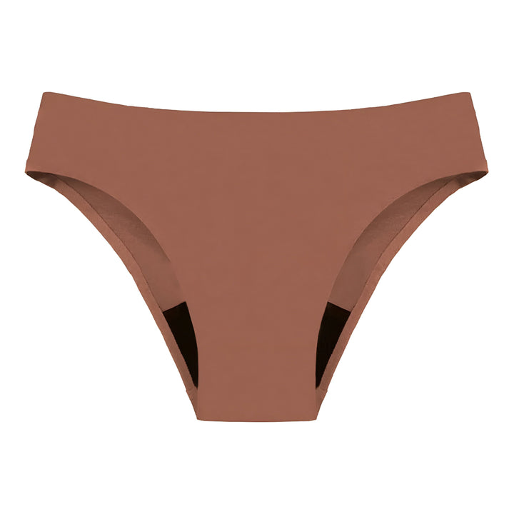 Culotte beige classique pour femme, vue de face. Sous-vêtement confortable et discret. Lingerie féminine basique.