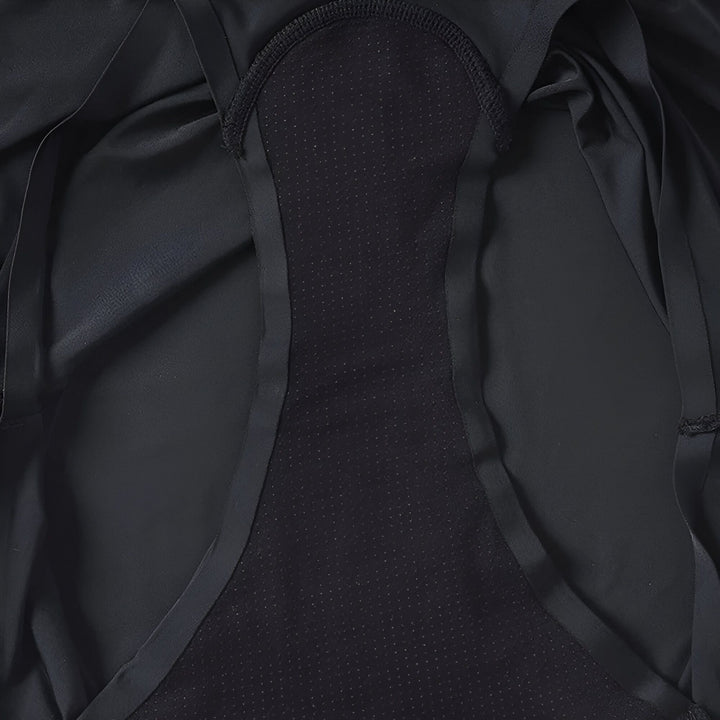 Image de deux maillots de corps noirs pour femmes, vus de face et de dos. Le débardeur a une coupe classique avec des bretelles larges et une encolure dégagée. Parfait pour le sport ou comme sous-vêtement.