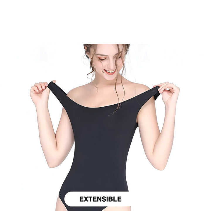 Une femme portant un body sculptant noir sur fond blanc. Vêtement de compression gainant pour affiner la silhouette. Mode et lingerie.