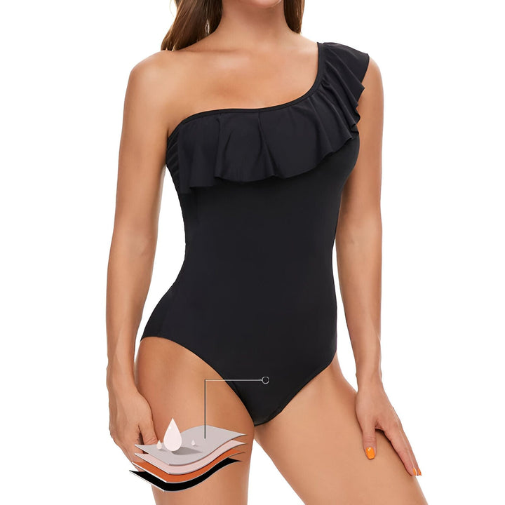 Image d'une femme souriante portant un maillot de bain noir une pièce avec une épaule dénudée et un volant. Mode de plage estivale.